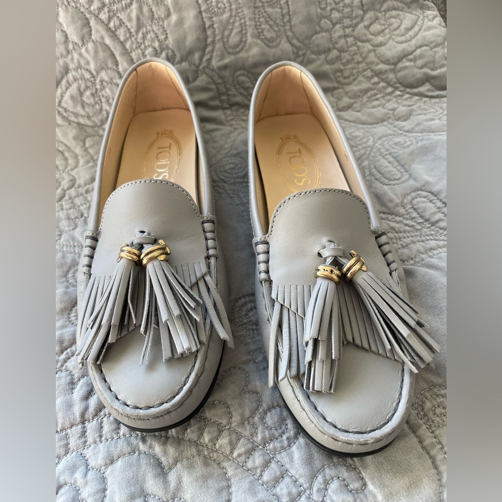 Tod’s City Gommino Loafers in gray leather with tassel. Size 38 (8US)